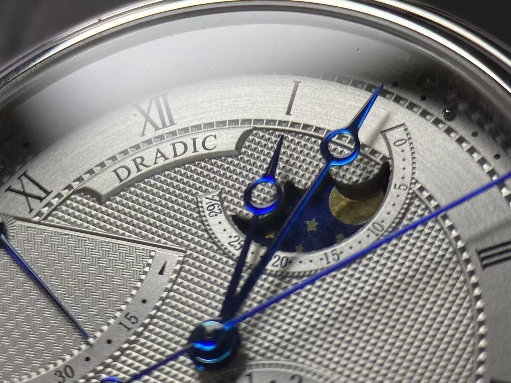 Luxury Moon Phase Power Reserv - Guilloché Dial Watch recension och pris